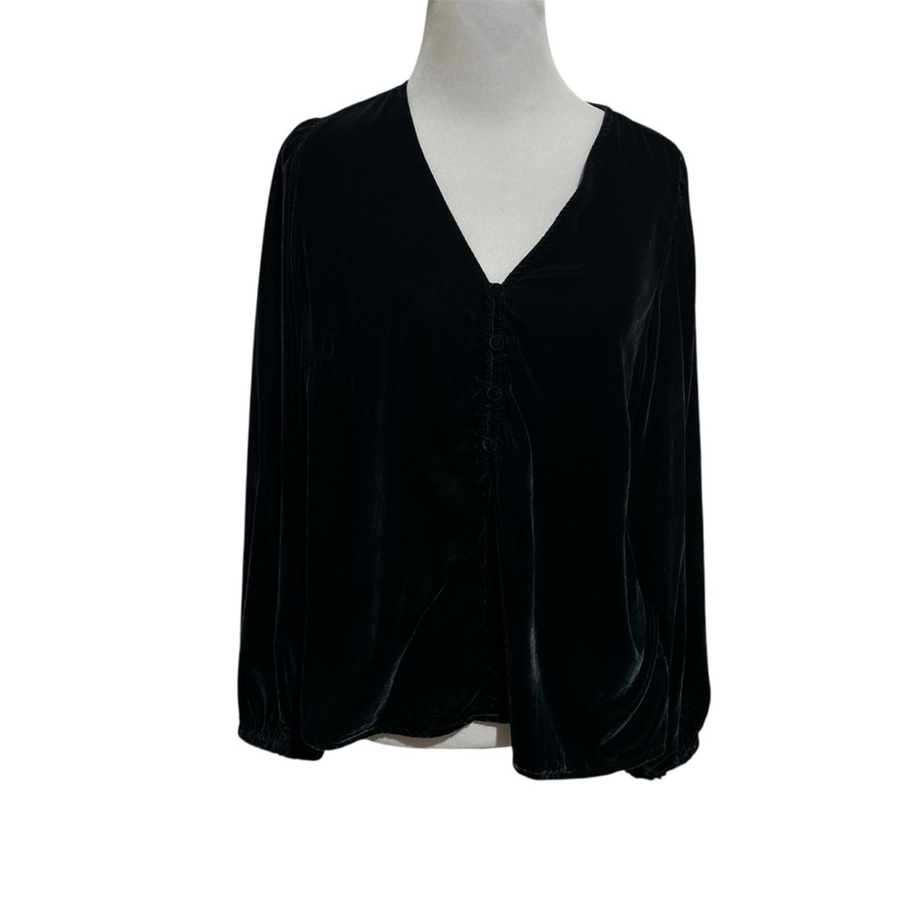 5/$30 🎈Old Navy medium Black V-Neck velvet Blouse